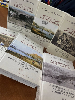 НАЦИОНАЛЬНОЙ БИБЛИОТЕКЕ ПРЕПОДНЕСЛИ В ДАР СБОРНИК КНИГ ДЮБУА ДЕ МОНПЕРЕ &laquo;ПУТЕШЕСТВИЕ НА КАВКАЗ&raquo;