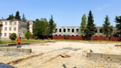 В НОВОМ РАЙОНЕ НАЧАЛОСЬ СТРОИТЕЛЬСТВО МНОГОФУНКЦИОНАЛЬНОЙ СПОРТПЛОЩАДКИ