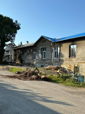 В ГУДАУТЕ РЕМОНТИРУЮТ КРОВЛЮ РАЙОННОЙ ПОЛИКЛИНИКИ