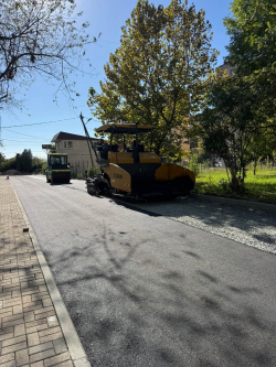 В НОВОМ РАЙОНЕ НАЧАЛАСЬ УКЛАДКА НОВОГО АСФАЛЬТОВОГО ПОКРЫТИЯ