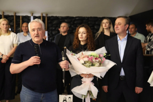 ВЛАДИМИР ДЕЛБА ВРУЧИЛ ПАМЯТНЫЕ ПОДАРКИ ПОЧЕТНЫМ ГОСТЯМ ФОРУМА