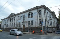 РЕСТАВРАЦИЯ ФАСАДА ИСТОРИЧЕСКОГО ДОМА ПРОДОЛЖАЕТСЯ