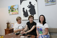 СУХУМСКИЕ ХУДОЖНИЦЫ СОЗДАЮТ СОВРЕМЕННЫЕ УКРАШЕНИЯ В СТАРИННОЙ ТЕХНИКЕ