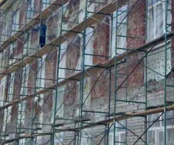 НАЧАТ РЕМОНТ ФАСАДА ЗДАНИЯ, ВХОДЯЩЕГО В СПИСОК ПАМЯТНИКОВ АРХИТЕКТУРЫ СУХУМА