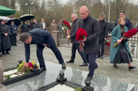 БАДРА ГУНБА И СЕРГЕЙ КИРИЕНКО ВОЗЛОЖИЛИ ЦВЕТЫ К МОГИЛЕ БАТАЛА БИГВАВА