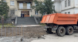 НАЧАТО БЛАГОУСТРОЙСТВО ПАРКОВОЧНОЙ ЗОНЫ У РЕСПУБЛИКАНСКОЙ ДЕТСКОЙ БОЛЬНИЦЫ