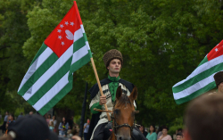 В АБХАЗИИ ОТМЕЧАЮТ ДЕНЬ ГОСУДАРСТВЕННОГО ФЛАГА