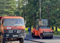 В ТКУАРЧАЛЕ УКЛАДЫВАЮТ АСФАЛЬТОБЕТОН НА ПРОСПЕКТЕ СВОБОДЫ